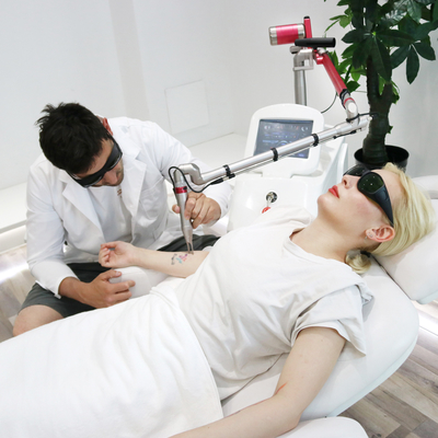Máquina de remoção de tatuagens a laser por picossegundo de estilo estacionário 2000W Q commutada Nd YAG