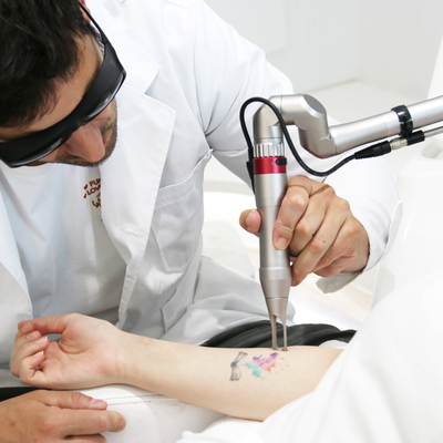 Máquina de remoção de tatuagens a laser por picossegundo de estilo estacionário 2000W Q commutada Nd YAG
