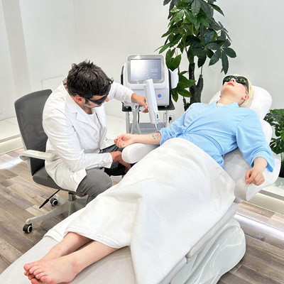 Máquina médica de remoção de cabelo Nd YAG 1064nm 532nm Equipamento de remoção de tatuagens a laser