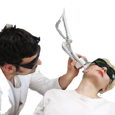 Máquina de laser de CO2 fracionada comercial para rejuvenescimento da pele / remoção de estrias