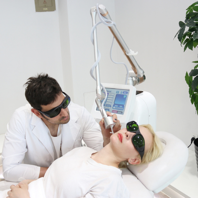 Máquina de laser de CO2 fracionada comercial para rejuvenescimento da pele / remoção de estrias